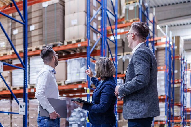 Hochregallager mit material- und herstellunabhängigen Lagerartikeln an Verpackungsmaterial und Packmitteln für Transportverpackung.