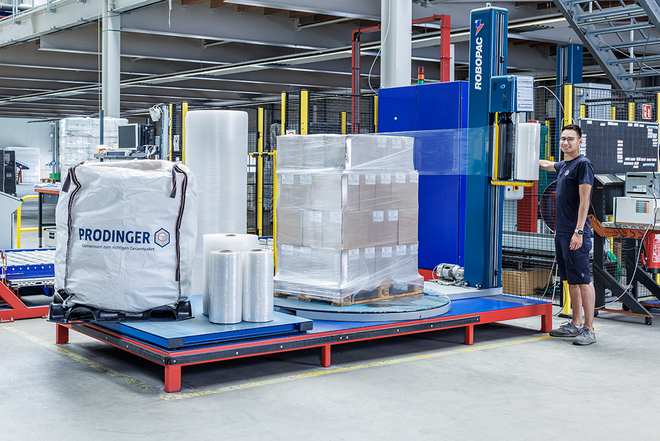 Stretchmaschine, auf der diverse Folien-Produkte, wie Strechfolie, Luftpolsterfolie und Big Bags stehen.