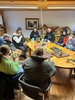 Die Helfer am Hands-On-Aktionstag machen zusammen Pause und unterhalten sich.