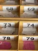 Verkaufsnummern auf einem Second-Hand-Basar