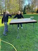 Zwei Mitarbeiter von PRODINGER schleifen Holzmodule ab und lassen sie neu ein
