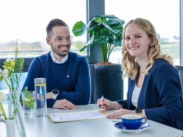 Prodinger Mitarbeiter und Lieferant unterzeichnen einen Vertrag für eine langjährige Partnerschaft