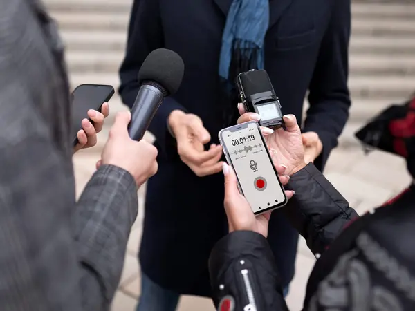 Bild zeigt Fokus auf die Mikrofone mehrere Reporter bei einem Interview