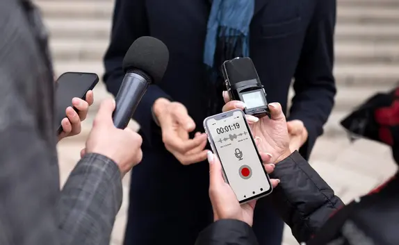 Bild zeigt Fokus auf die Mikrofone mehrere Reporter bei einem Interview