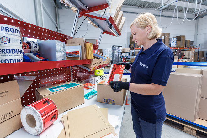 Packtisch ausgestattet mit diversen Versandtaschen, Etiketten und Lieferscheinhüllen.