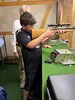 Kinder unter Anleitung beim Sportschießen