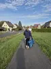 Eine Mitarbeiterin von PRODINGER mit einem blauen Müllsack beim Spazierengehen und Müll einsammeln.