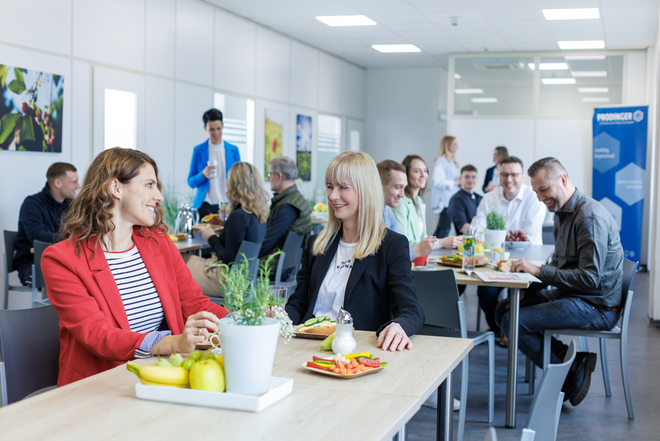 Kantine Kollegen genießen ihre gemeinsame Mittagspause und tauschen sich aus.