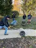 Mitarbeiter von PRODINGER erneuern am Hands-On Aktionstag mit Schotter, Schubkarren und Walzen die Gehwege.