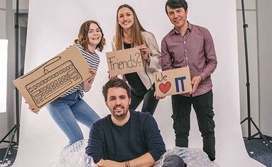 Auszubildende freuen sich über ihren neuen Ausbildungsplatz