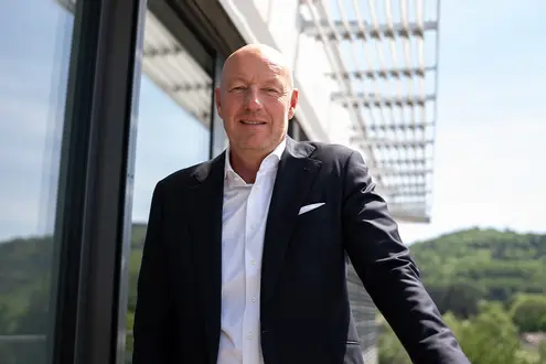 Markus Ettlin auf der Dachterrasse der Firmenzentrale der PRODINGER Gruppe in Coburg.