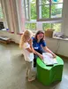 In einem Rollenspiel wird das richtige Absetzen eines Notrufes geübt, das im Kindergarten während des Hands-On Aktionstages von PRODINGER hilft durchgeführt wird.