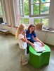 In einem Rollenspiel wird das richtige Absetzen eines Notrufes geübt, das im Kindergarten während des Hands-On Aktionstages von PRODINGER hilft durchgeführt wird.