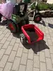 In einem Bobby-Car wird von den Kindern Erde geliefert.