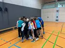 Kinder stehen in einem Motivationskreis