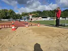 Kinder beim Weitsprung