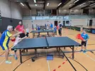 Kindern wird Koordination beim Tischtennis beigebracht