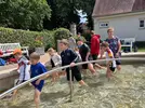 Kinder beim Kneipp baden