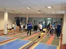 Kinder beim Kegeln