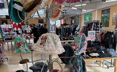 Sonnenhüte auf dem Second-Hand-Basar