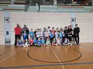 Gruppenbild mit Urkunden der Sportler*innen beim Sportartenkarussell