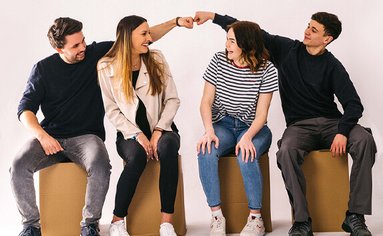 Vier Auszubildende freuen sich über ihre neue Ausbildungsstelle bei PRODINGER Verpackung