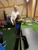 Kinder unter Anleitung beim Sportschießen
