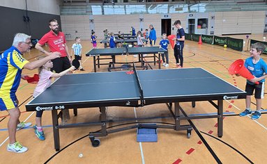 Beim Hands-on Aktionstag von PRODINGER spielen Kinder beim Sportartenkarussell Tischtennis
