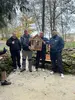 Das Bild 3 Logistik-Mitarbeiter von PRODINGER Verpackung, die ein Insektenhotels beim PRODINGER Hands-On Aktionstag übergeben bekommen.