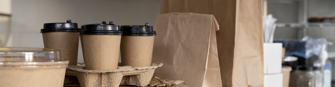 Präsentation mehrere Snackverpackungen, Kaffeebechern, Papiertragetaschen und Menüboxen