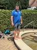 Mann steht vor einem Kneipp-Becken