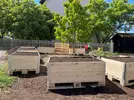 Die Hochbeete wurden mit Erde befüllt