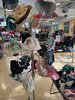 Sonnenhüte für Kinder auf einem Second-Hand-Basar