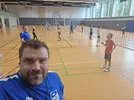 Kinder beim Volleyballspielen