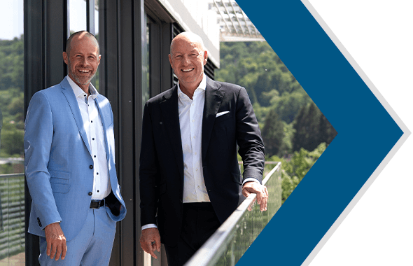 Geschäftsführender Gesellschafter Steffen Prodinger und Co-CEO Markus Ettlin  stehen auf der Dachterrasse der PRODINGER Firmenzentrale in Coburg.