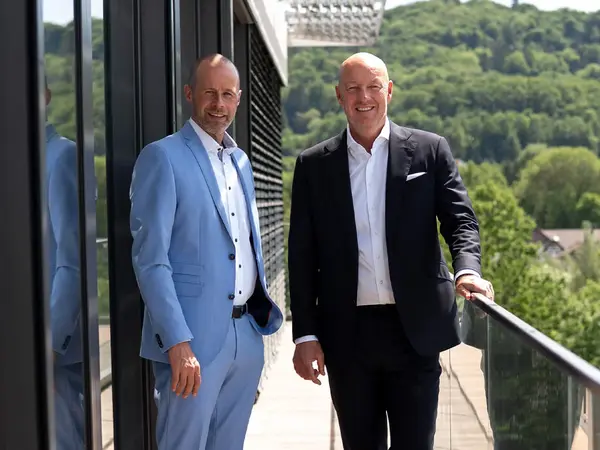 Geschäftsführender Gesellschafter Steffen Prodinger und der designierte CEO Markus stehen auf der Dachterrasse der PRODINGER Gruppen Firmenzentrale in Coburg.