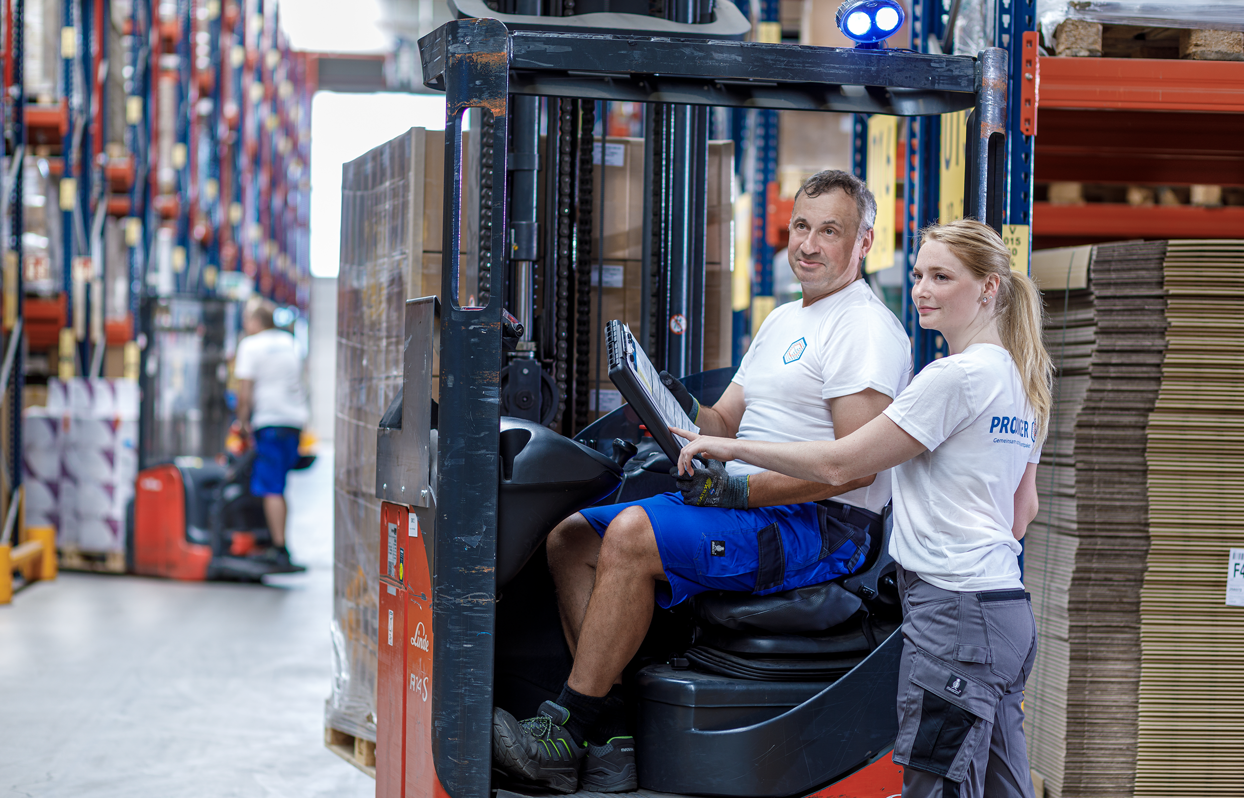Mitarbeiter in Hochregallager an Packmitteln mit über 8.000 Lagerartikeln