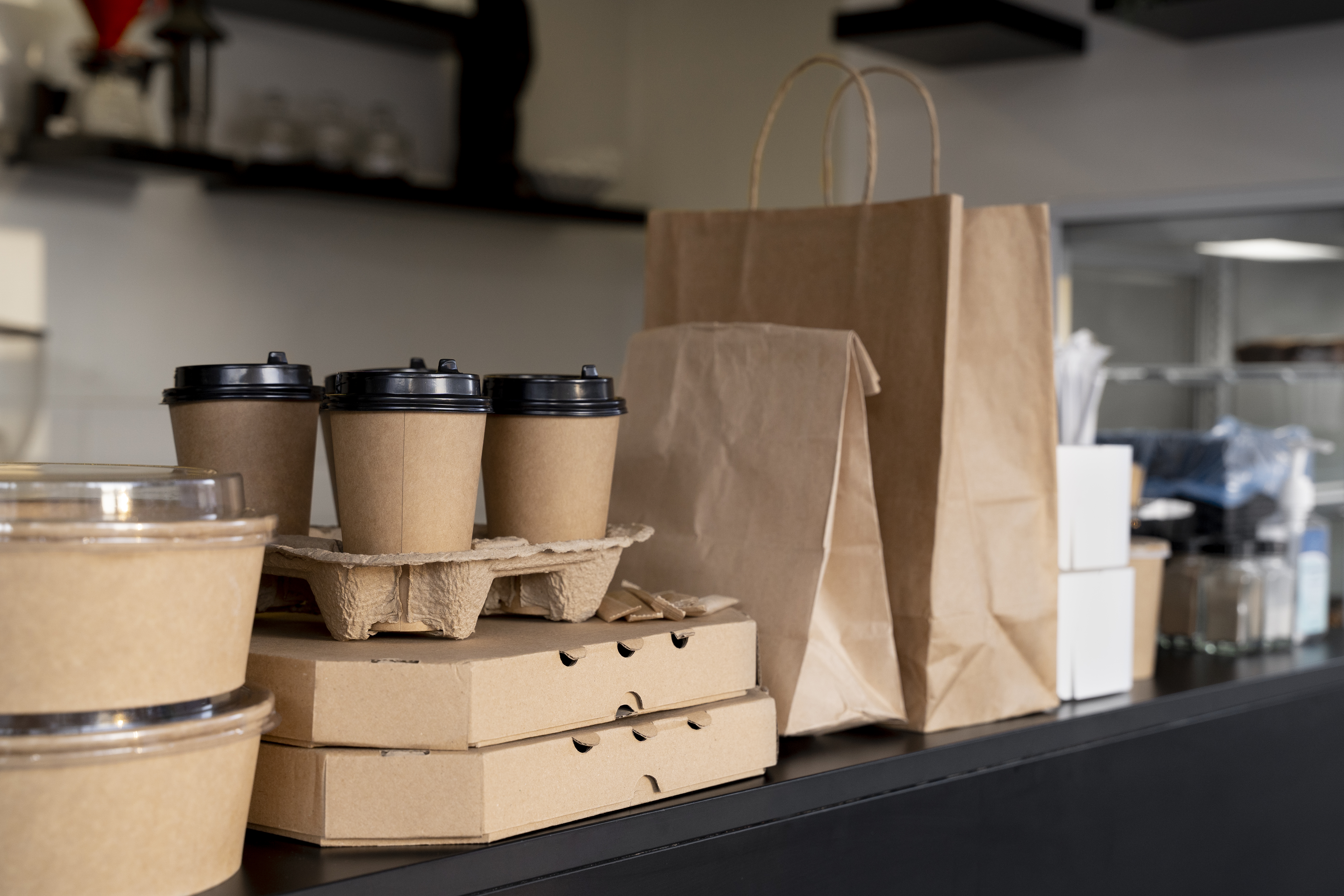 Präsentation mehrere Snackverpackungen, Kaffeebechern, Papiertragetaschen und Menüboxen